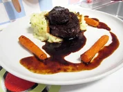 Geschmortes vom Rind mit Bördecreme und Jungmöhren - Rezept