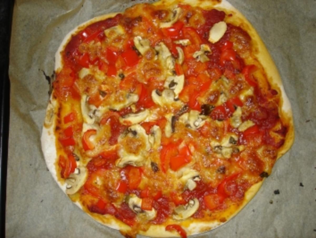 Pizza mit Paprika und Champignons - Rezept