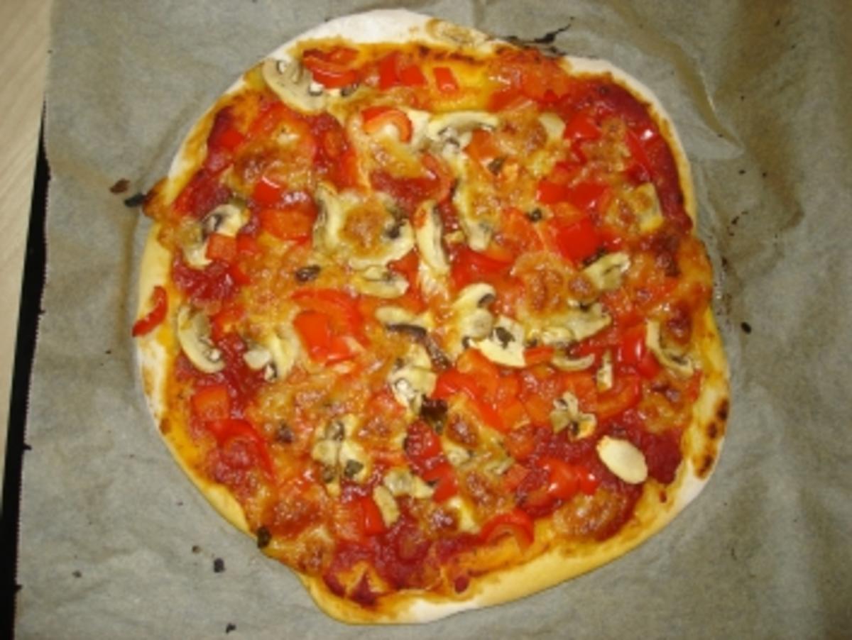 Pizza mit Paprika und Champignons - Rezept