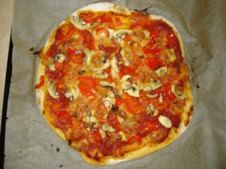 Pizza mit Paprika und Champignons - Rezept - kochbar.de