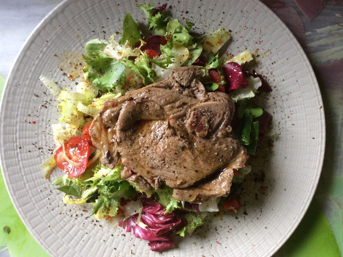 Lammkeulenscheibe auf Salat-Mix - Rezept - Bild Nr. 2