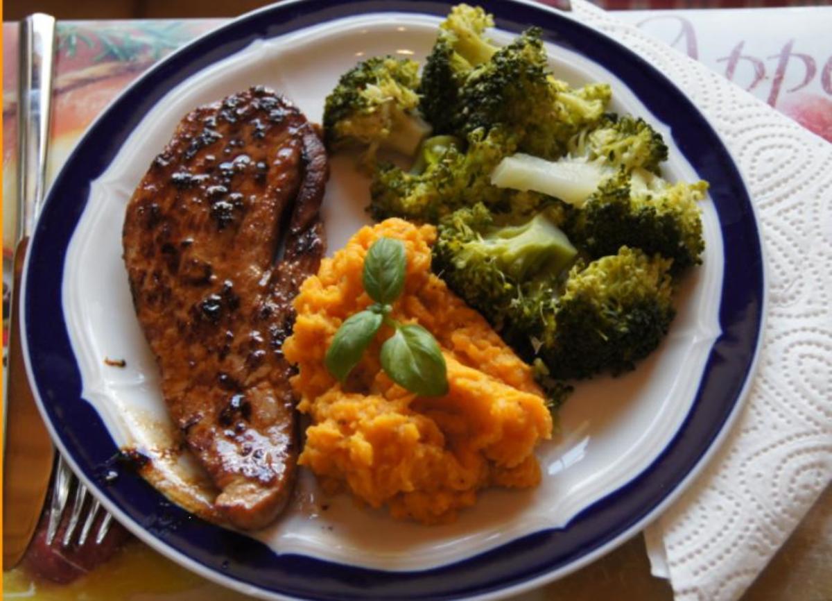 Schweineschinkenschnitzel mit Brokkoli und Süßkartoffelstampf - Rezept