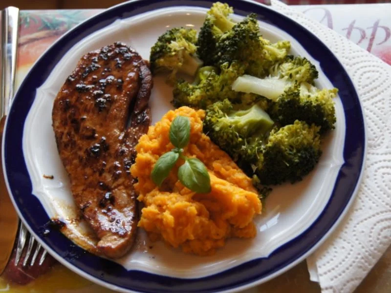 Schweineschinkenschnitzel mit Brokkoli und Süßkartoffelstampf - Rezept