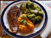 Schweineschinkenschnitzel mit Brokkoli und Süßkartoffelstampf - Rezept