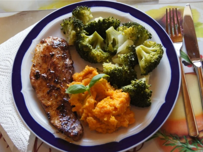 Schweineschinkenschnitzel mit Brokkoli und Süßkartoffelstampf - Rezept - Bild Nr. 11