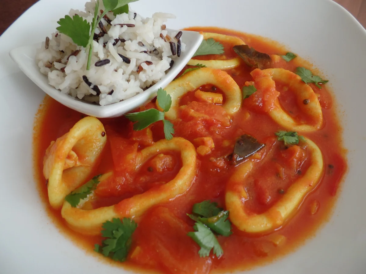 Tintenfischringe in roter Sauce - Rezept