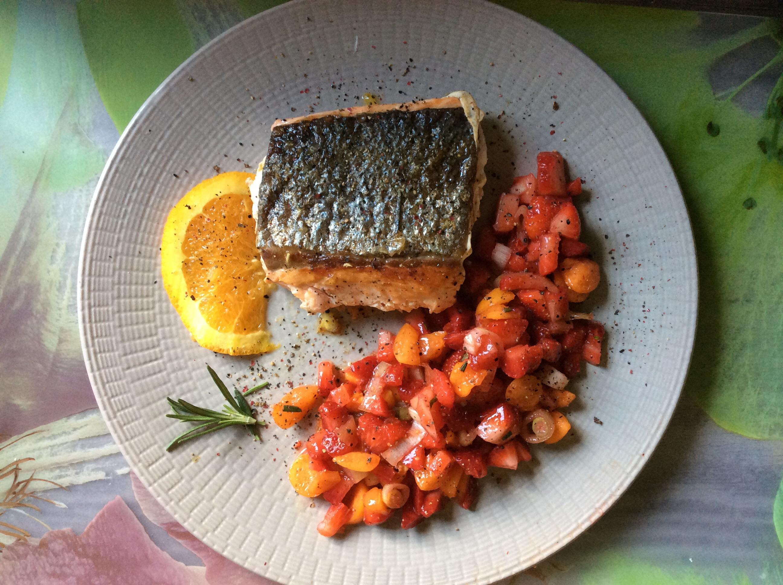 Bilder für Lachsfilet auf der Haut gebraten mit Erdbeer-Physalis-Salsa - Rezept