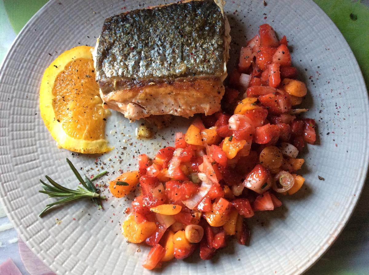 Lachsfilet auf der Haut gebraten mit Erdbeer-Physalis-Salsa - Rezept - Bild Nr. 2