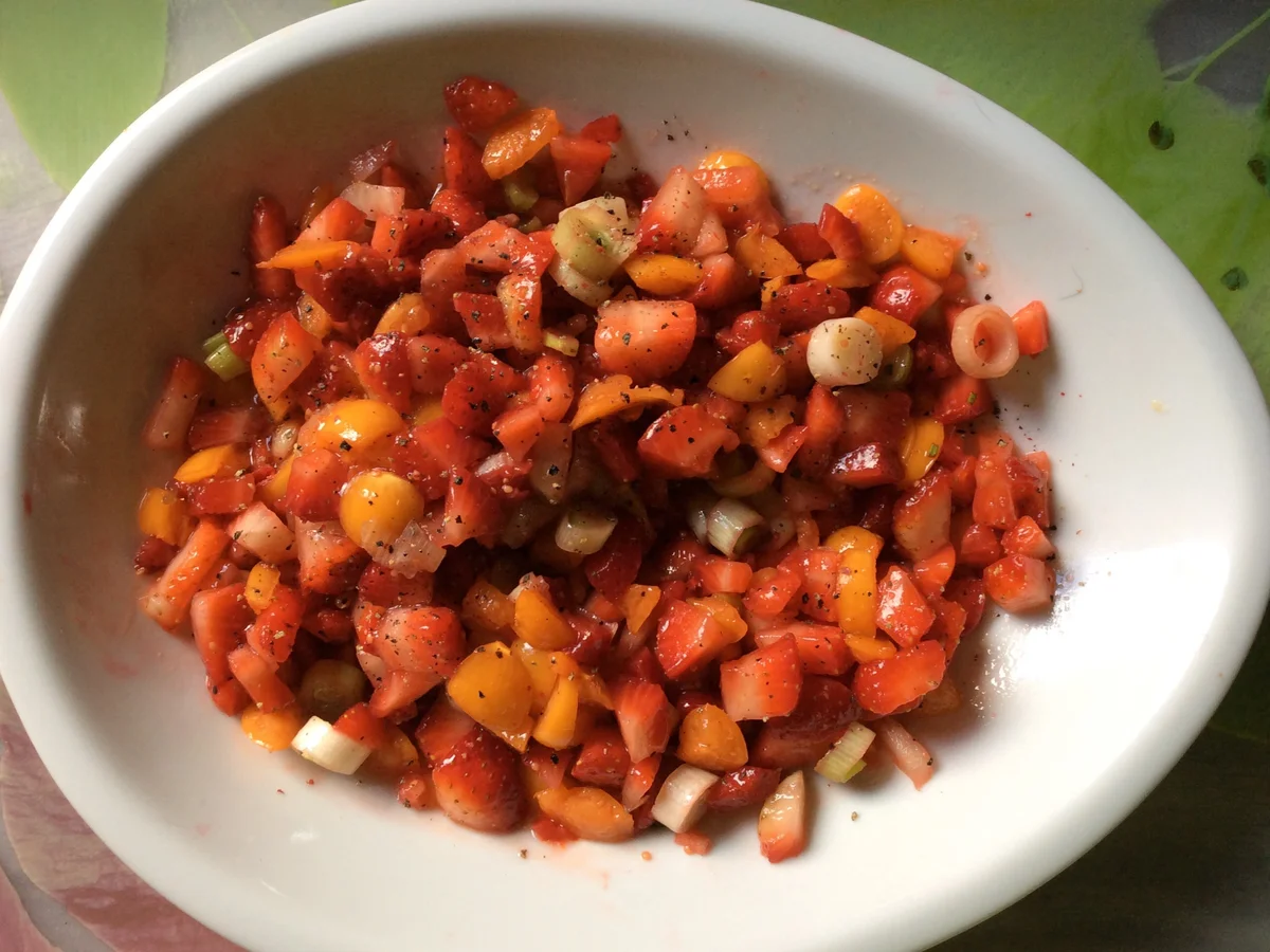 Lachsfilet auf der Haut gebraten mit Erdbeer-Physalis-Salsa - Rezept - Bild Nr. 3