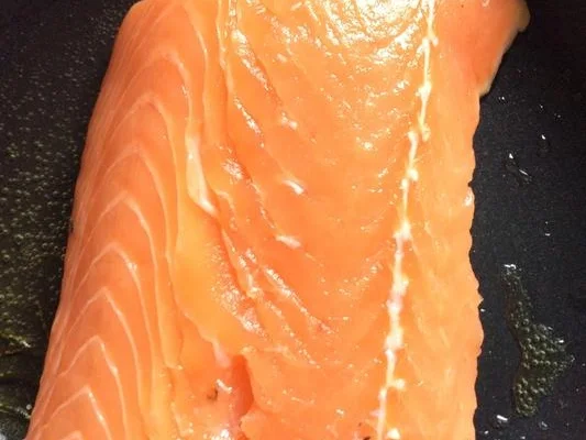 Lachsfilet auf der Haut gebraten mit Erdbeer-Physalis-Salsa - Rezept - Bild Nr. 4