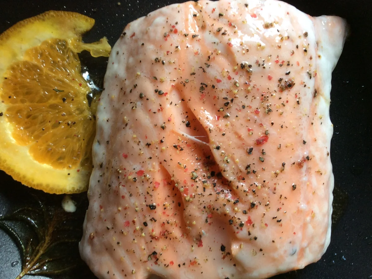 Lachsfilet auf der Haut gebraten mit Erdbeer-Physalis-Salsa - Rezept - Bild Nr. 5