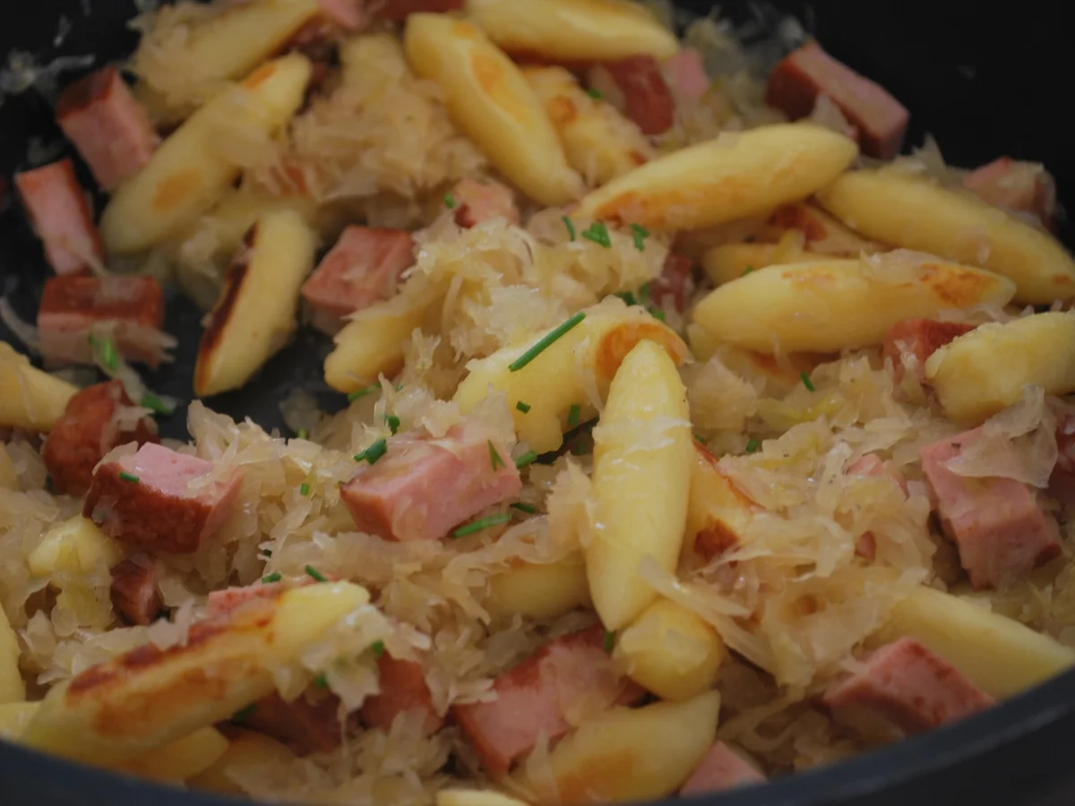 Schupfnudelpfanne mit Sauerkraut - Rezept