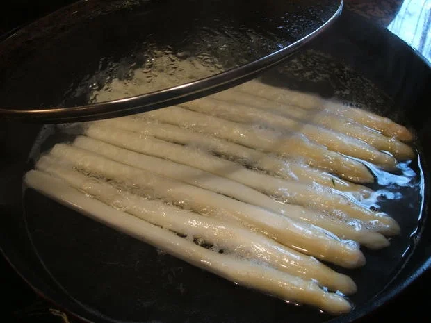 Gemüse: Spargel im Bärlauchpfannkuchen - Rezept - Bild Nr. 4