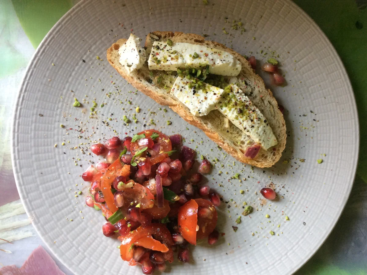 Rezept: Tomaten-Granatapfel-Salat mit geröstetem Brot und Schafskäse Tomaten-Granatapfel-Salat mit geröstetem Brot und Schafskäse - Rezept