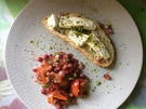 Tomaten-Granatapfel-Salat mit geröstetem Brot und Schafskäse - Rezept