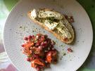 Tomaten-Granatapfel-Salat mit geröstetem Brot und Schafskäse - Rezept