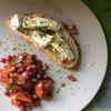 Tomaten-Granatapfel-Salat mit geröstetem Brot und Schafskäse - Rezept