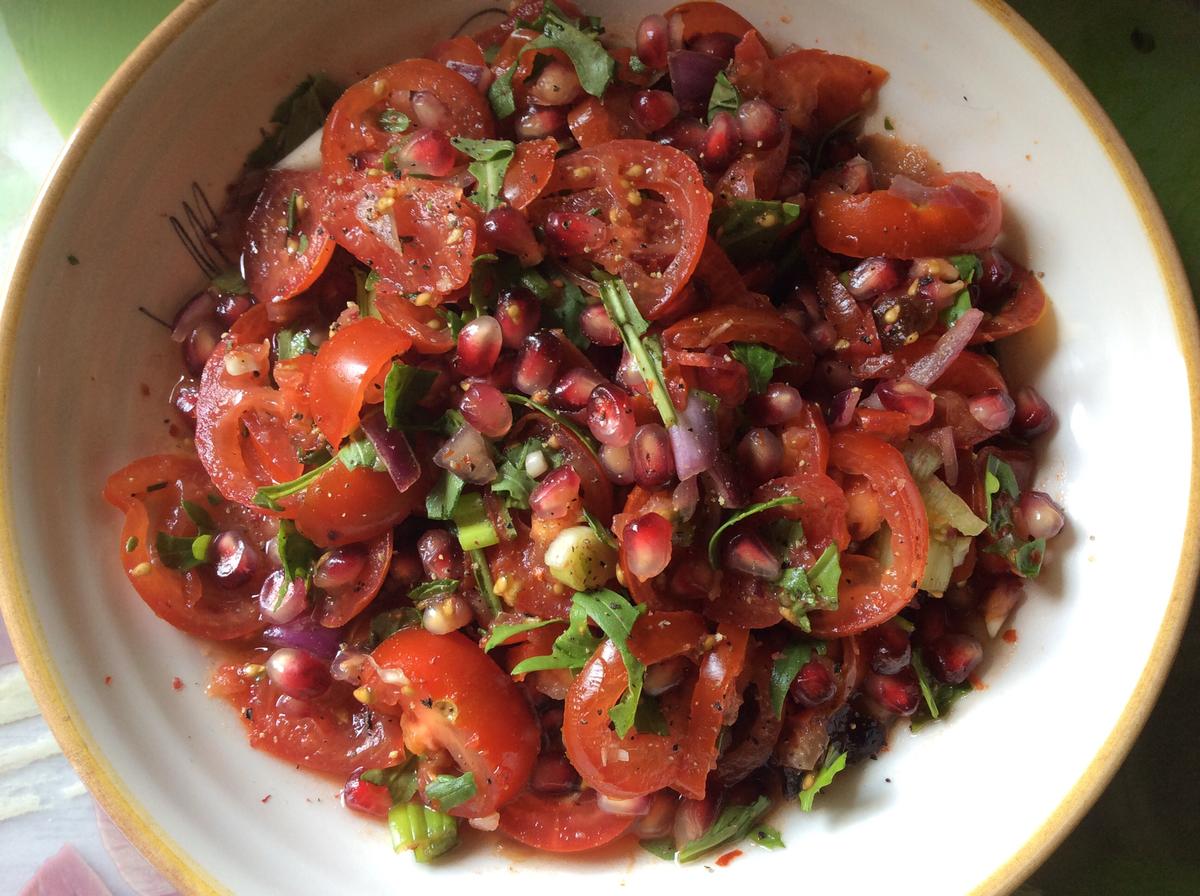 Tomaten-Granatapfel-Salat mit geröstetem Brot und Schafskäse - Rezept - Bild Nr. 4