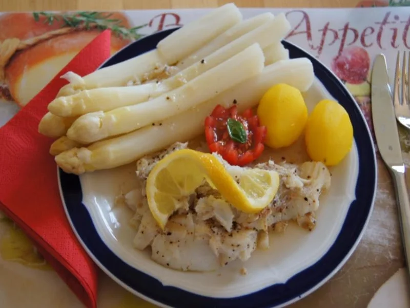 Spargel mit Kabeljaufilet und Frühkartoffeln - Rezept