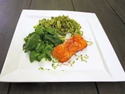 Auf Zedernbrett gegrillter Lachs an frischen Bandnudeln und Salat - Rezept