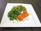 Auf Zedernbrett gegrillter Lachs an frischen Bandnudeln und Salat - Rezept