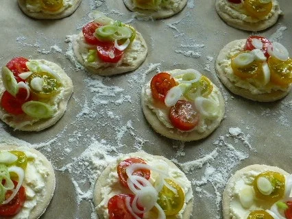 Cocafladen mit Frischkäse und Kirschtomaten - Rezept - Bild Nr. 3