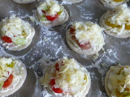 Cocafladen mit Frischkäse und Kirschtomaten - Rezept - Bild Nr. 4