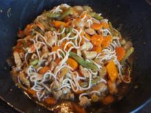 Putenschnitzel mit Gemüse und Nudeln im Wok - Rezept