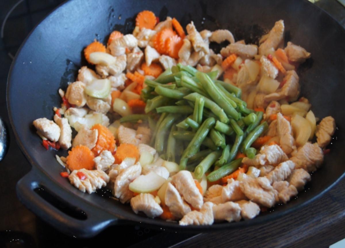 Putenschnitzel mit Gemüse und Nudeln im Wok - Rezept - Bild Nr. 12