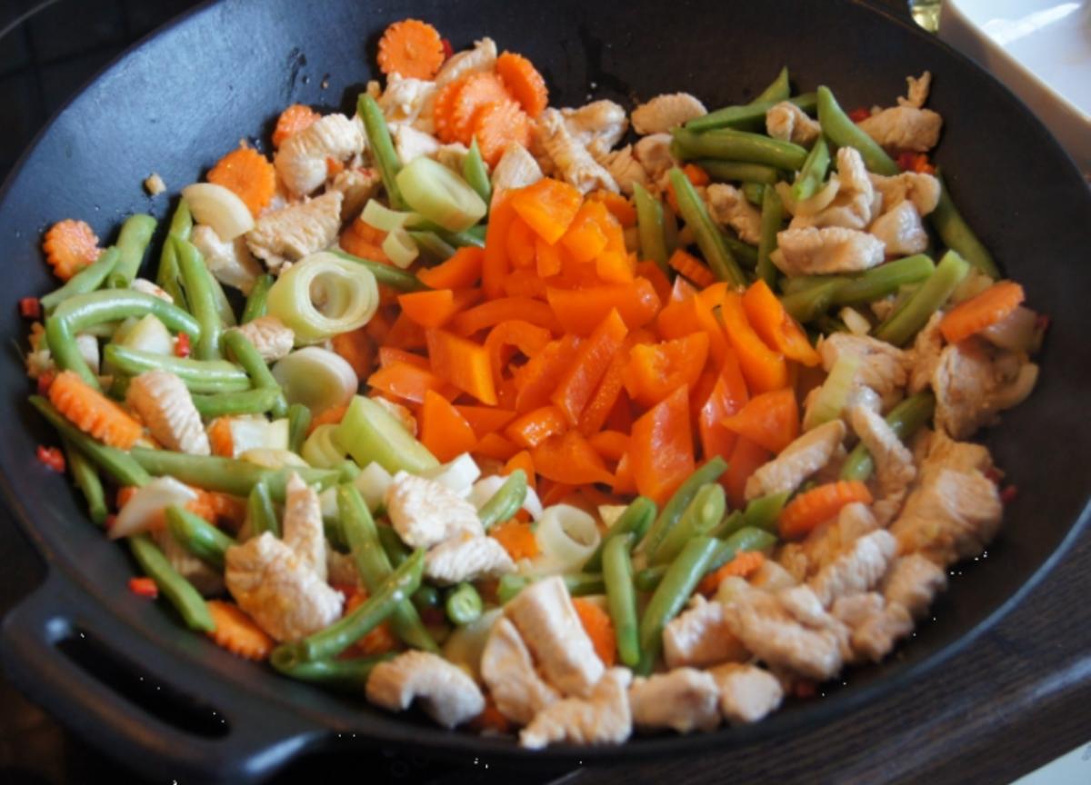 Putenschnitzel mit Gemüse und Nudeln im Wok - Rezept - Bild Nr. 14