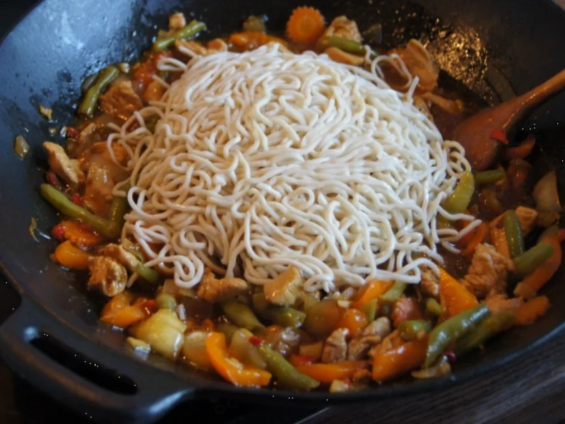 Rezept: Putenschnitzel mit Gemüse und Nudeln im Wok Bild Nr. 18 Putenschnitzel mit Gemüse und Nudeln im Wok - Rezept - Bild Nr. 18