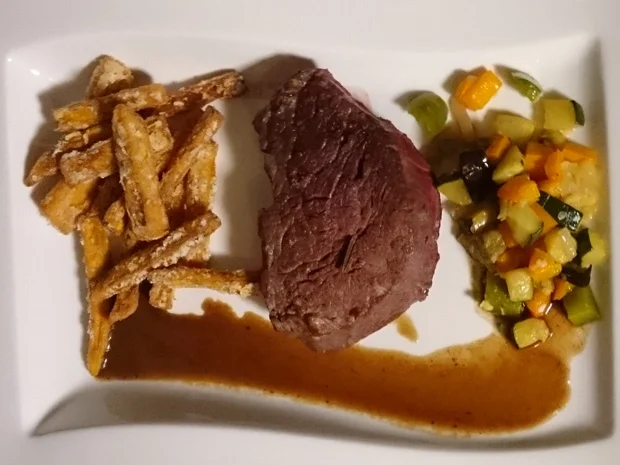 Sous-Vide gegartes Grain-Fed-Rind mit Süßkartoffelpommes und mediterranem Gemüse - Rezept - Bild Nr. 2