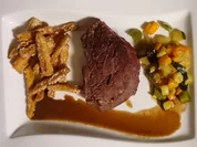 Sous-Vide gegartes Grain-Fed-Rind mit Süßkartoffelpommes und mediterranem Gemüse - Rezept - Bild Nr. 2