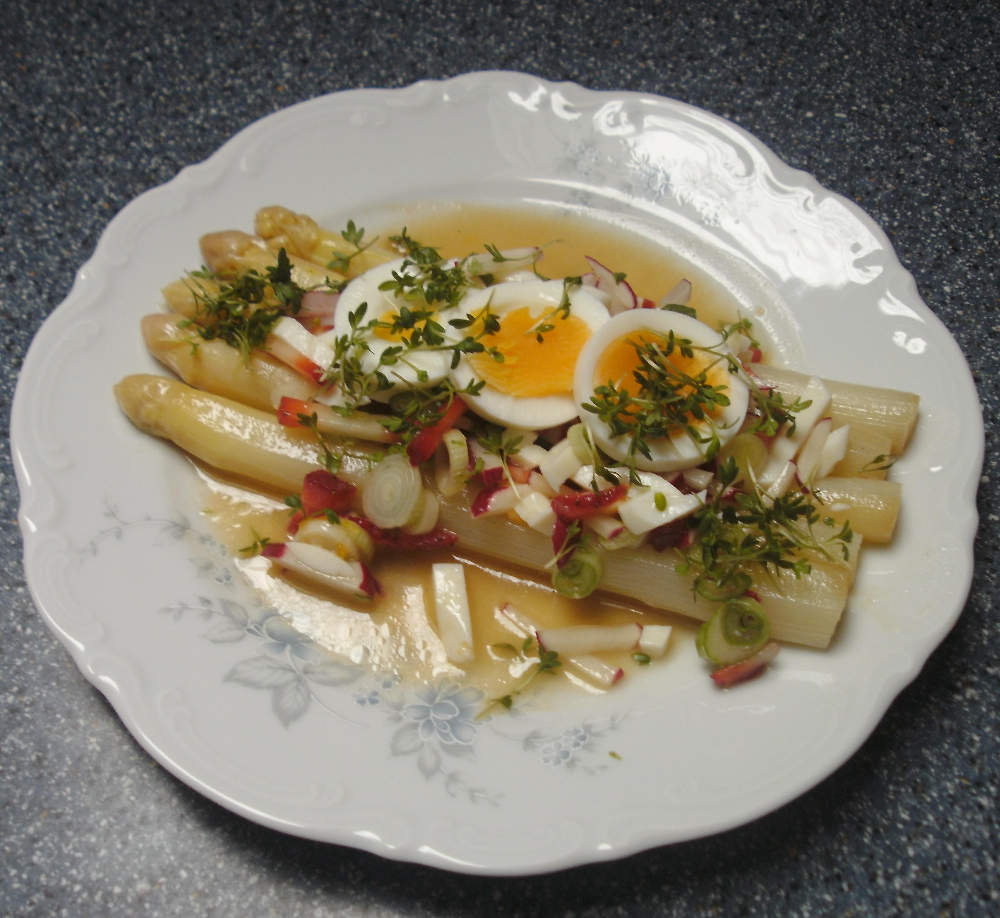 Bilder für Spargelsalat mit Spargel und Lauchzwiebeln - Rezept