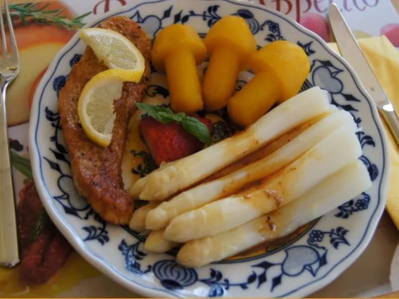 Kurzspargel mit Schnitzel natur und Kartoffelpilzen - Rezept