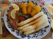 Kurzspargel mit Schnitzel natur und Kartoffelpilzen - Rezept