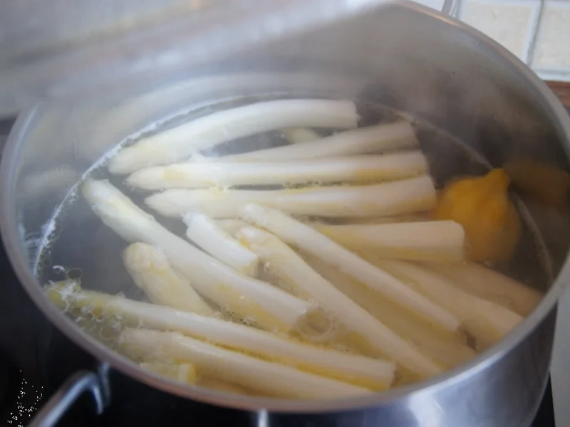 Kurzspargel mit Schnitzel natur und Kartoffelpilzen - Rezept - Bild Nr. 4