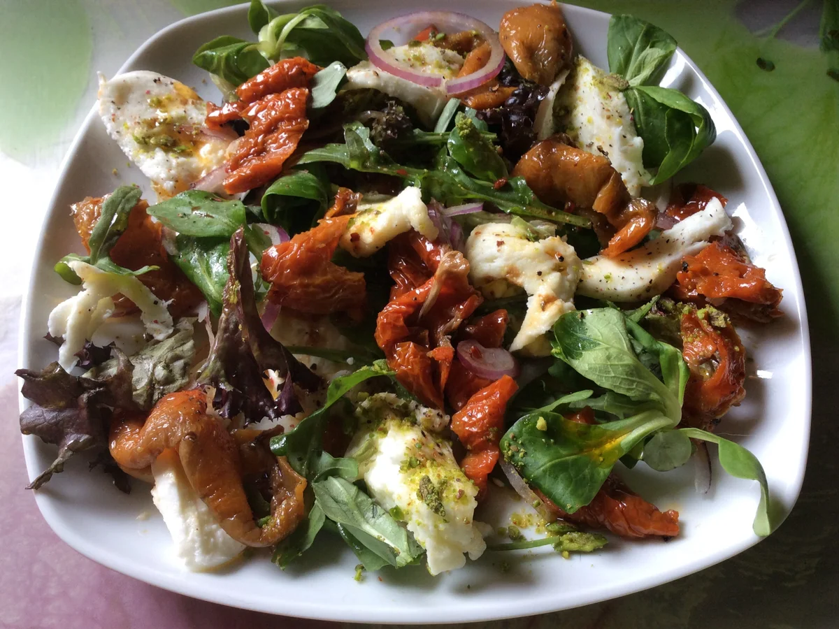 Getrocknete Paprika mit Mozzarella auf Salat - Rezept
