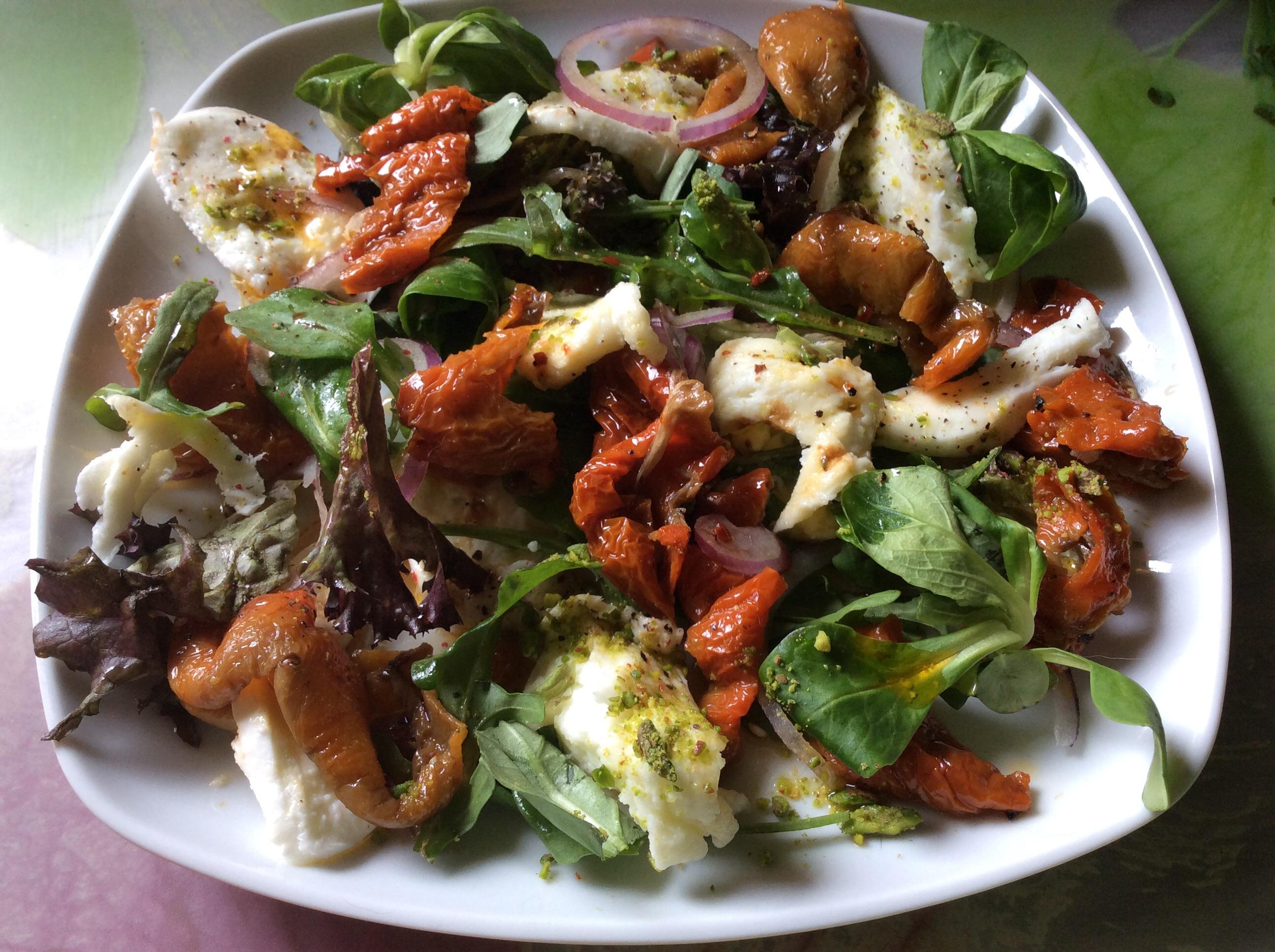Getrocknete Paprika mit Mozzarella auf Salat - Rezept Eingereicht von