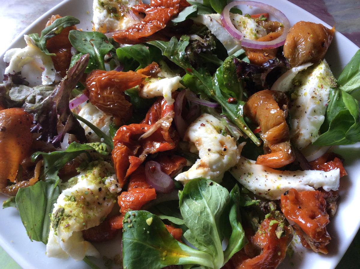 Getrocknete Paprika mit Mozzarella auf Salat - Rezept - Bild Nr. 2