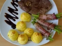 Lammkeule mit Herzoginnenkartoffeln an Prinzessböhnchen im Speckmantel - Rezept