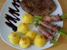 Lammkeule mit Herzoginnenkartoffeln an Prinzessböhnchen im Speckmantel - Rezept