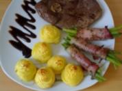Lammkeule mit Herzoginnenkartoffeln an Prinzessböhnchen im Speckmantel - Rezept