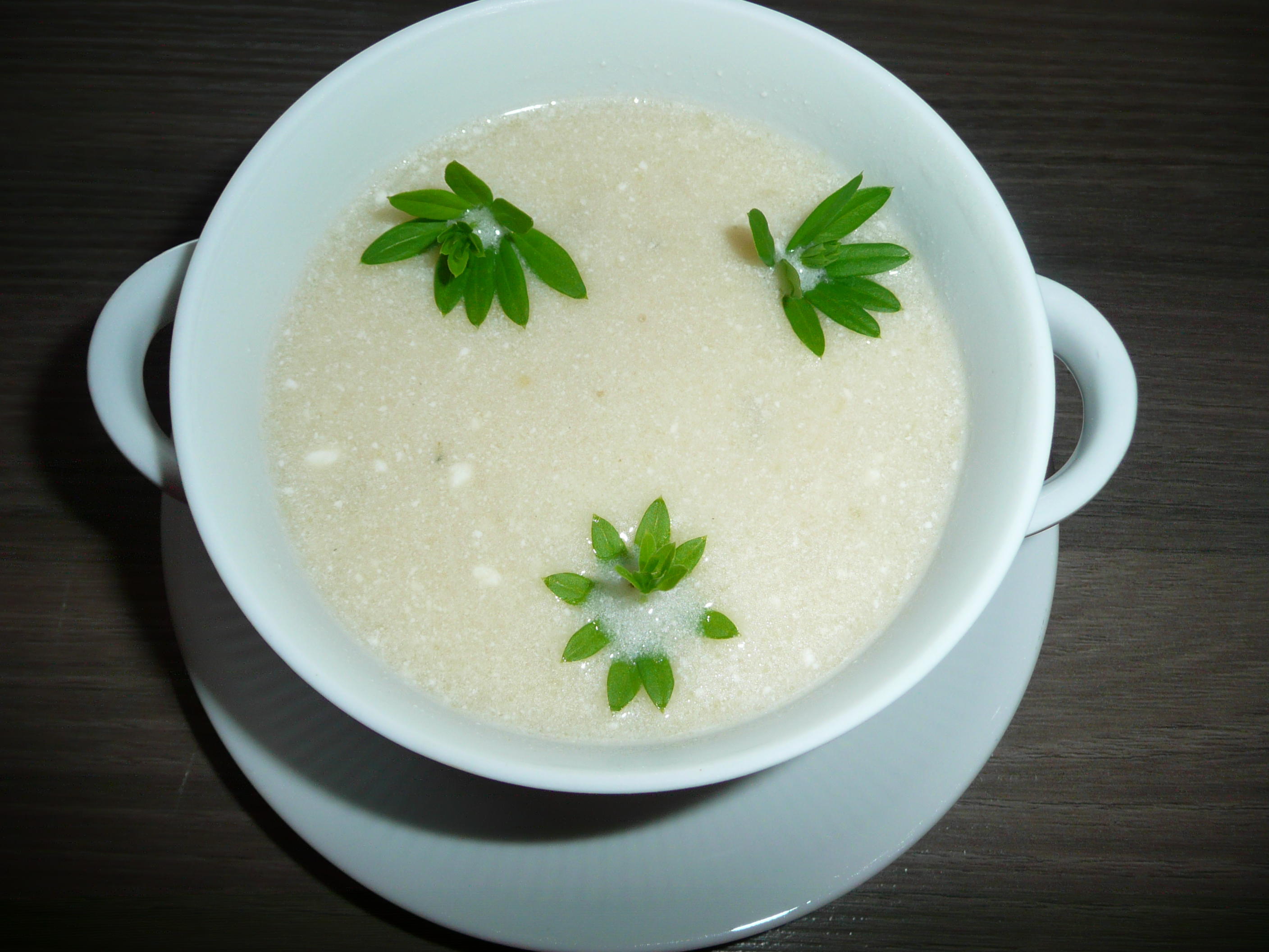 Bilder für Leichtes Waldmeistersüppchen. - Rezept