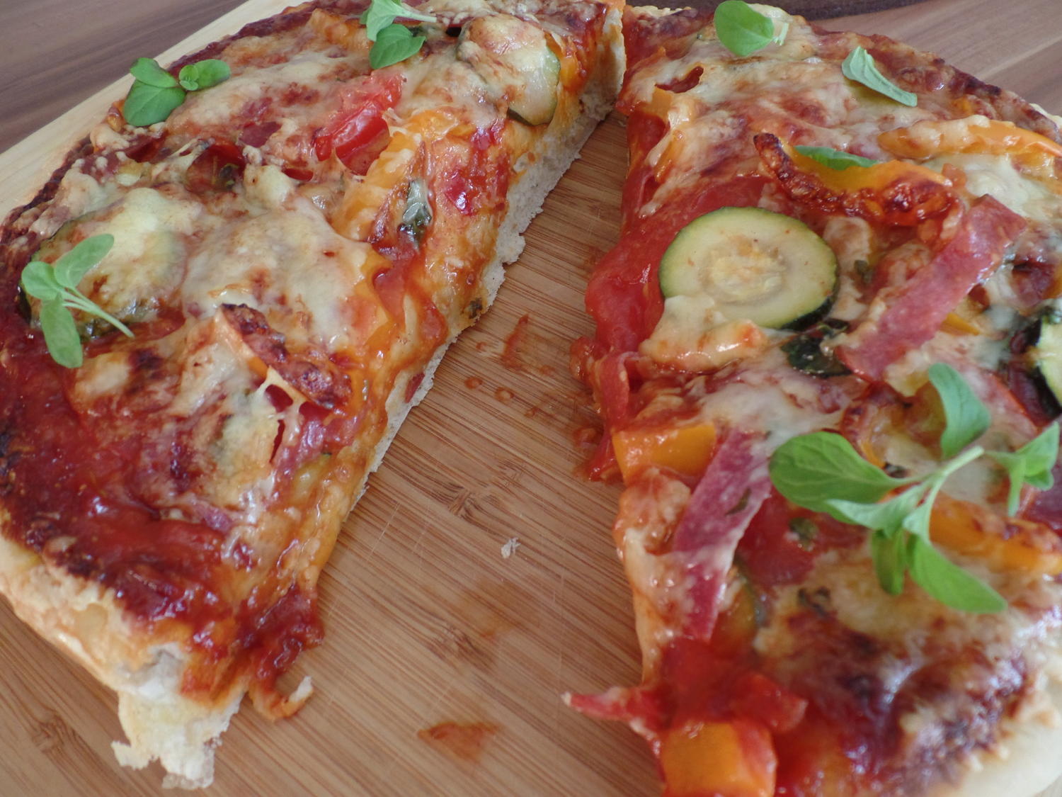 Gemüse-Pizza mit Salami - Rezept mit Bild - kochbar.de