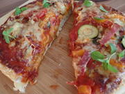 Gemüse-Pizza mit Salami - Rezept