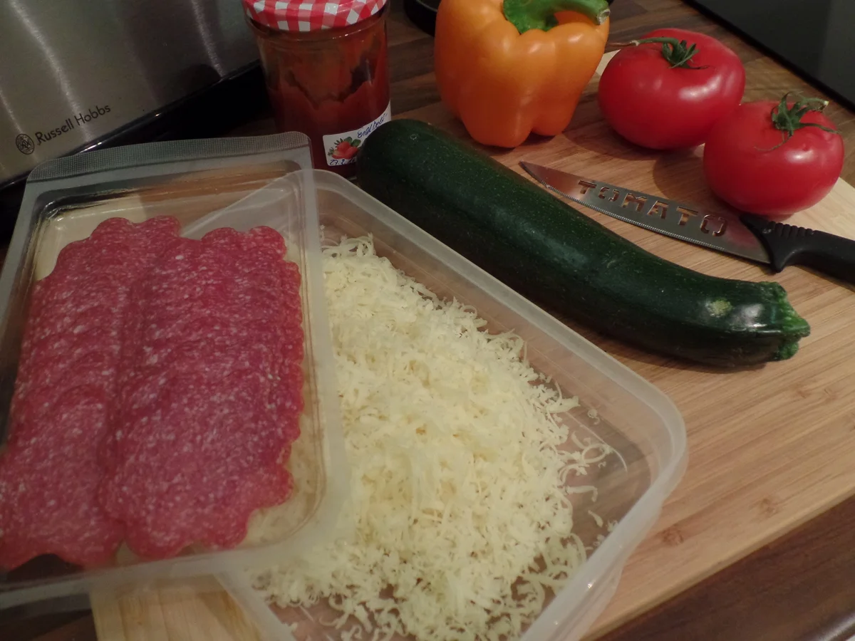 Gemüse-Pizza mit Salami - Rezept - Bild Nr. 2