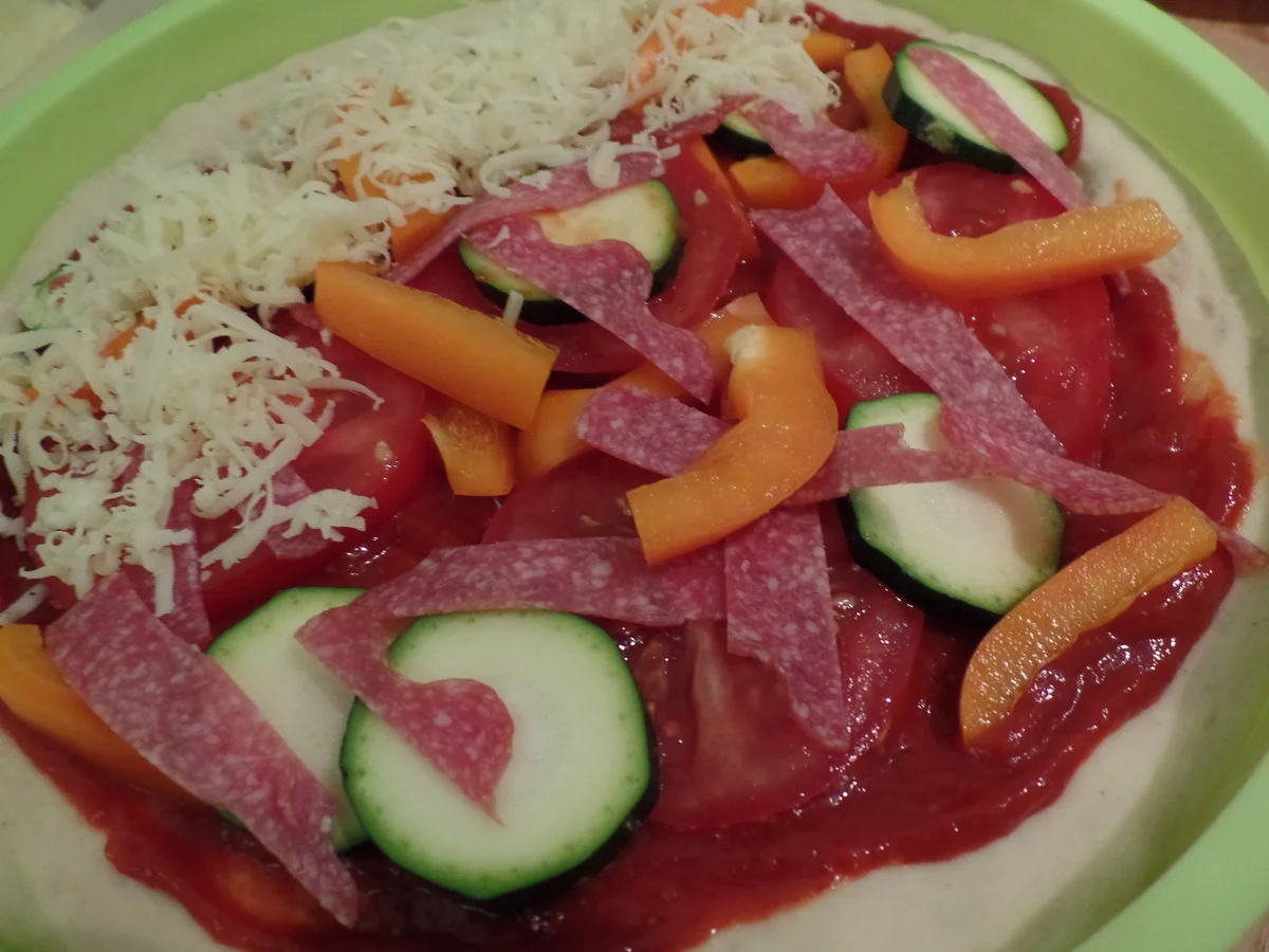 Gemüse-Pizza mit Salami - Rezept - Bild Nr. 5