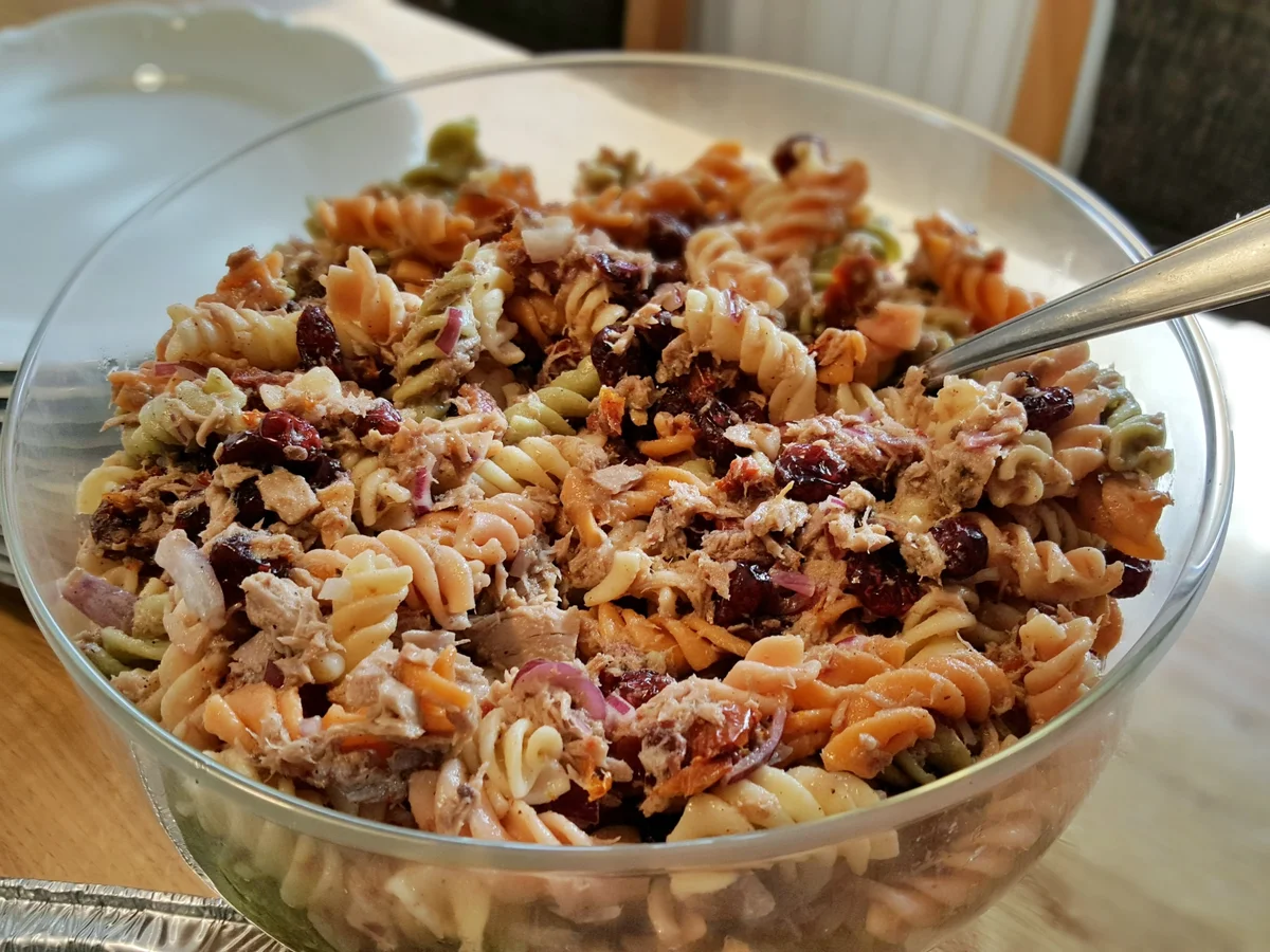 Rezept: Bunter Nudelsalat mit Cranberries und Thunfisch Bunter Nudelsalat mit Cranberries und Thunfisch - Rezept