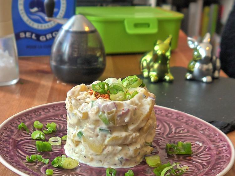 Pikanter Kartoffelsalat auf Joghurt-Basis - Rezept - kochbar.de